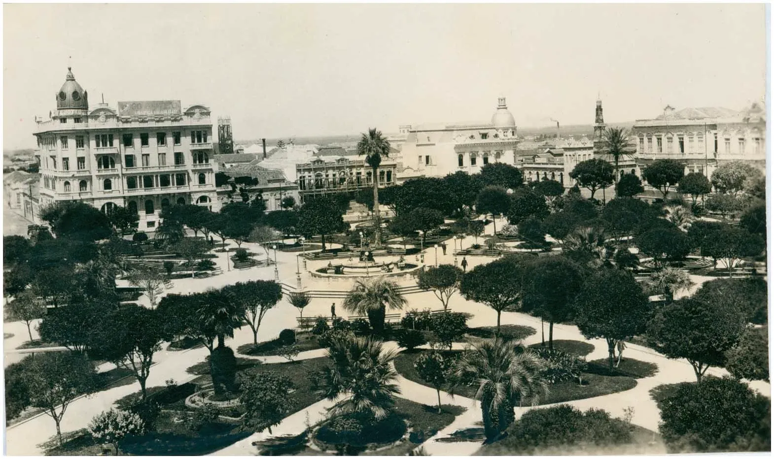Historical photograph of Coronel Pedro Osório Square, its gardens, Fonte das Nereidas and Grande Hotel