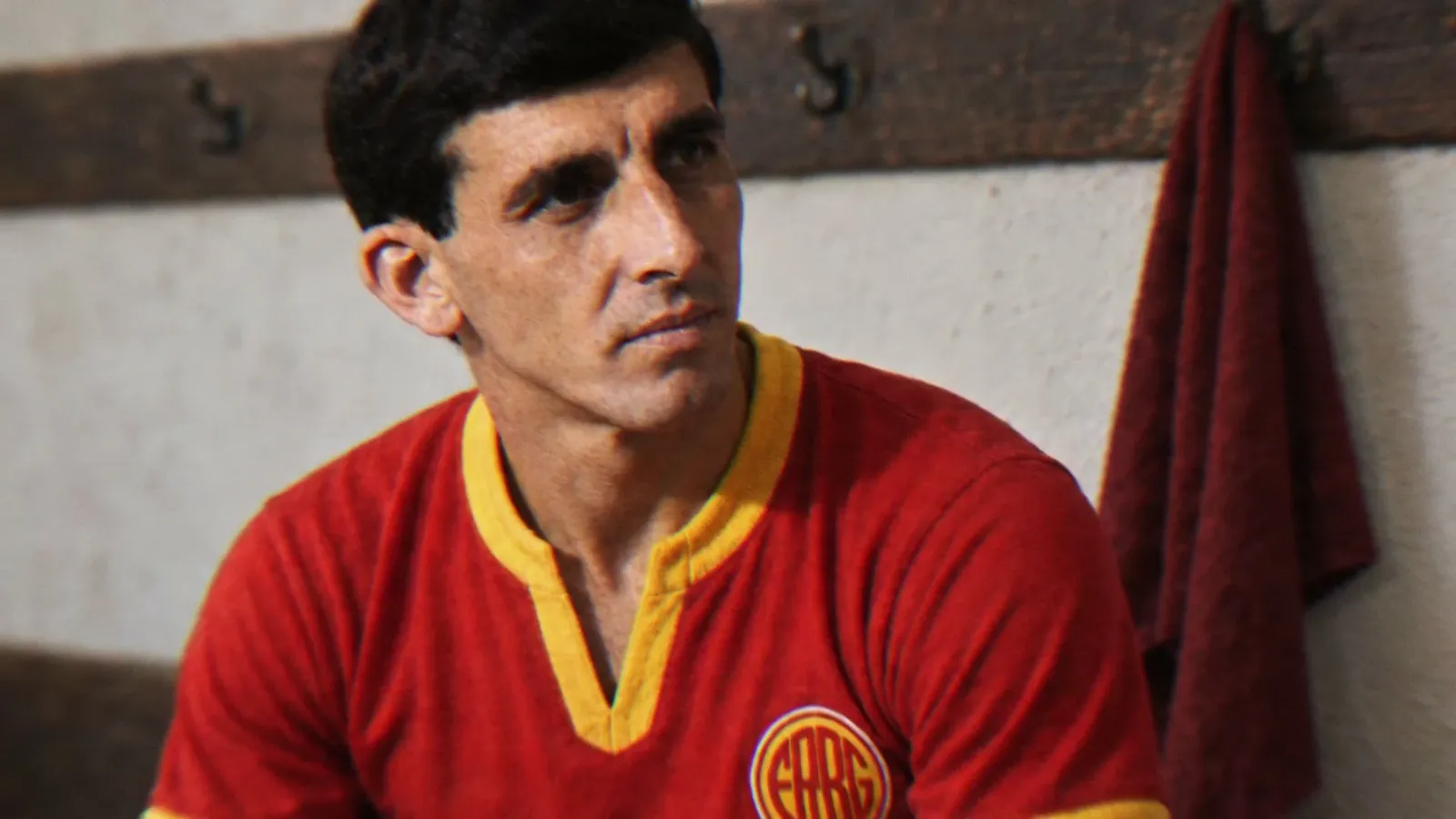 Nico in the dressing room wearing the Riograndense shirt, in a recreated scene from O Gol do Nico.